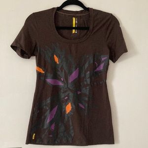 Lolë Organic Cotton Wicking Scoop Neck Graphic Tee Small/XSmall Like New